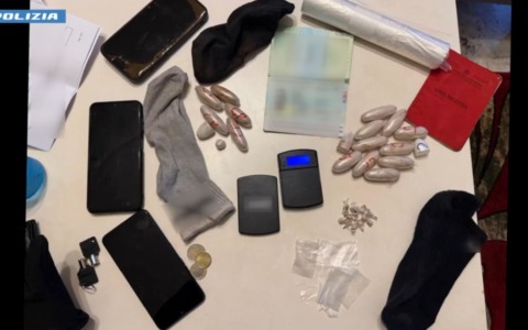 27enne scoperto a spacciare, ma non basta: in casa trovati 17 ovuli di cocaina ed eroina