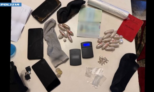 27enne scoperto a spacciare, ma non basta: in casa trovati 17 ovuli di cocaina ed eroina
