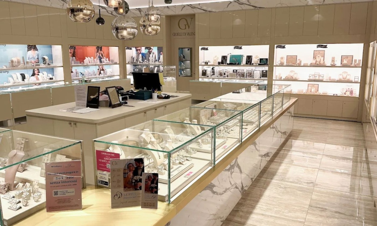 Rapina con mitra al centro commerciale Grand’Affi: commessa in ostaggio