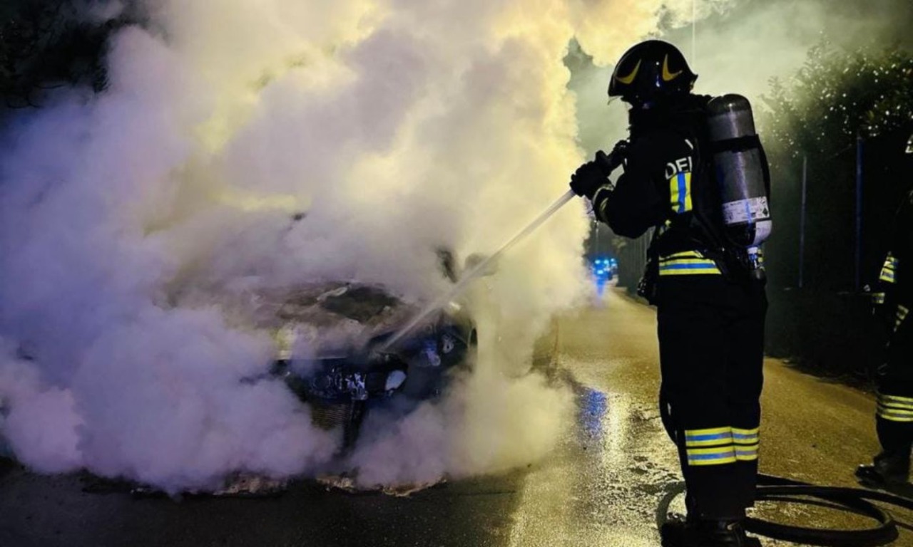 Auto va a fuoco in via Lazzaretto a Verona