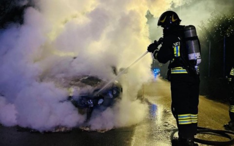 Auto va a fuoco in via Lazzaretto a Verona