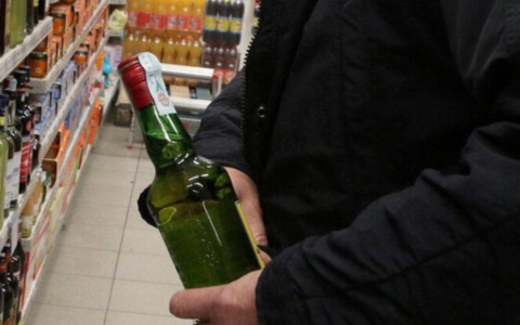 Ruba alcolici dal supermercato, poi aggredisce agenti della polizia e un addetto alla sicurezza