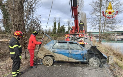 Cosa “affiora” dal fondo del Mincio: recuperate un’auto e una barca dai Vigili del fuoco