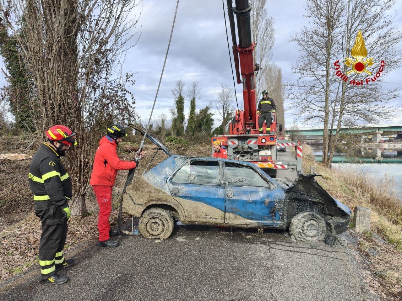 Cosa “affiora” dal fondo del Mincio: recuperate un’auto e una barca dai Vigili del fuoco