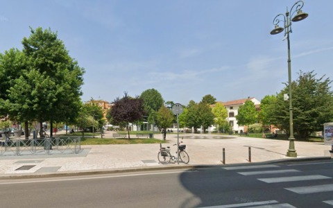 Colpisce con un pugno all’occhio il cassiere del supermercato, poi aggredisce un agente della Polizia Locale