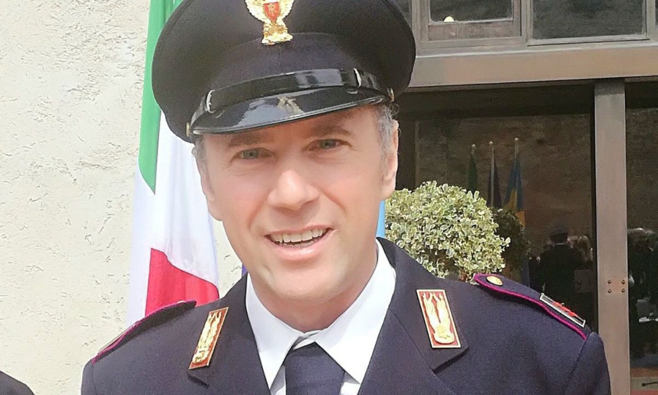 Sente gridare “Al ladro” mentre è in centro con la famiglia, poliziotto interviene e lo blocca