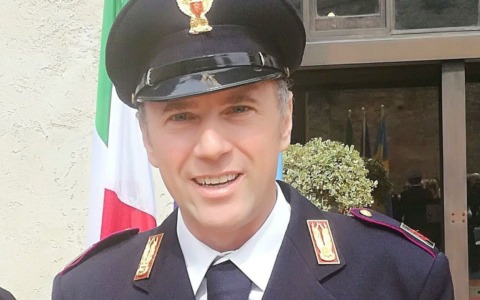 Sente gridare “Al ladro” mentre è in centro con la famiglia, poliziotto interviene e lo blocca