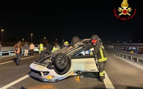 Scontro tra due auto sull’A4 vicino a Verona Sud: una vettura si ribalta, intervengono i soccorsi