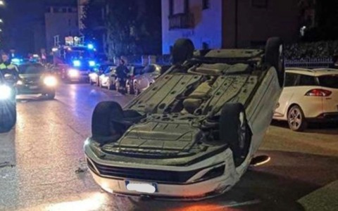 Ubriaco alla guida, urta un’auto in sosta e la sua Golf si ribalta