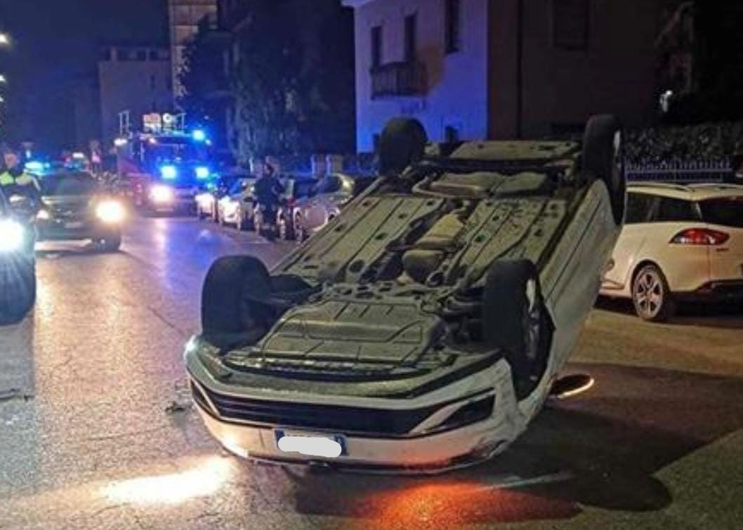 Ubriaco alla guida, urta un’auto in sosta e la sua Golf si ribalta