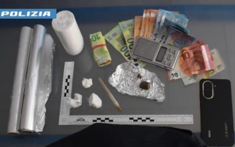Via vai sospetto in una casa segnalato tramite YouPol: 49enne e compagna trovati con cocaina e hashish