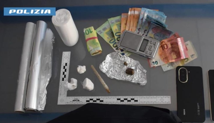 Via vai sospetto in una casa segnalato tramite YouPol: 49enne e compagna trovati con cocaina e hashish