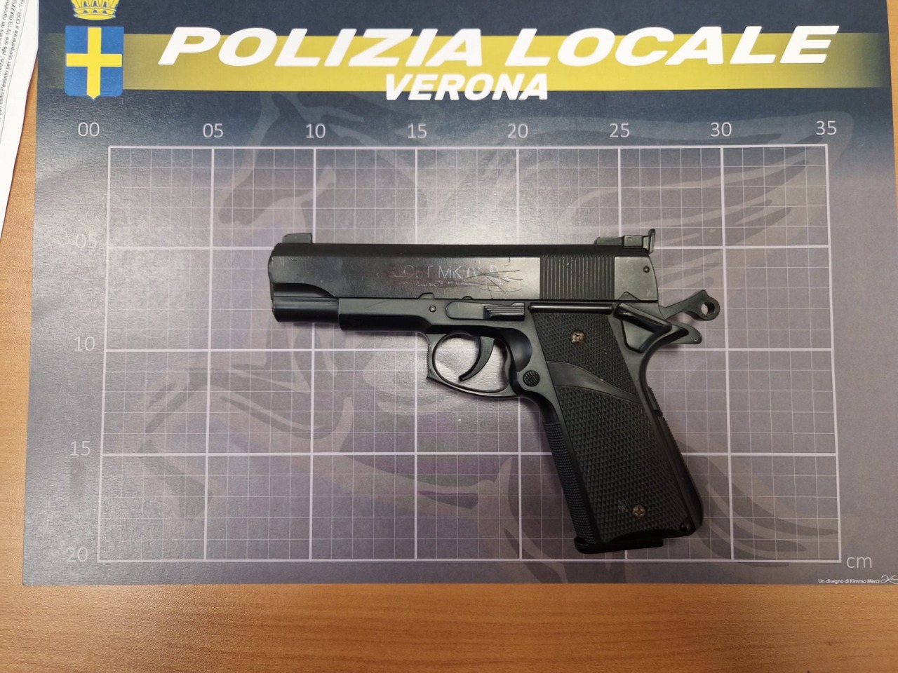 Controlli della Polizia Locale sui bus ATV a Verona: 17enne trovato con una pistola a salve