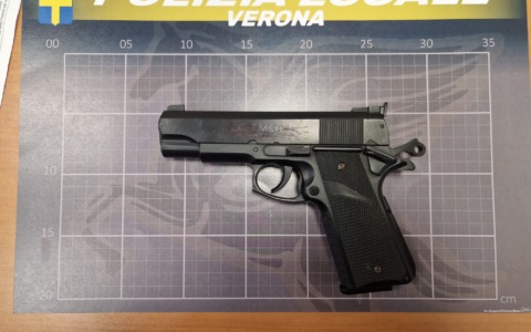 Controlli della Polizia Locale sui bus ATV a Verona: 17enne trovato con una pistola a salve