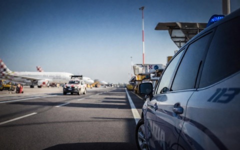 Tenta di imbarcarsi per Londra con passaporto falso all’aeroporto di Verona