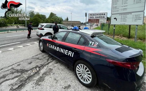 Barcolla per strada e disturba i clienti di un bar: i Carabinieri provano a darle una mano, ma lei li aggredisce