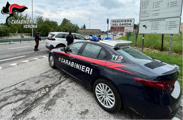 Barcolla per strada e disturba i clienti di un bar: i Carabinieri provano a darle una mano, ma lei li aggredisce