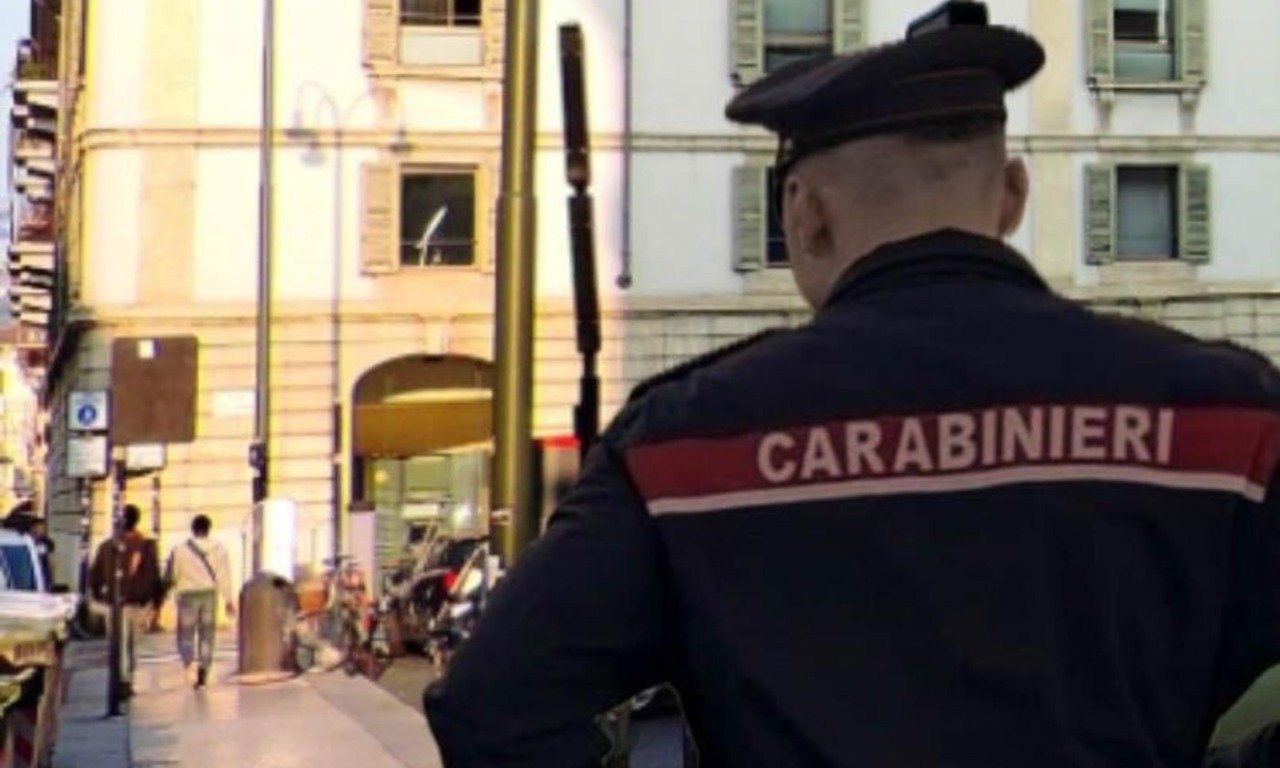 Ha l’obbligo di stare in casa di notte, scoperto per strada con dosi di hashish