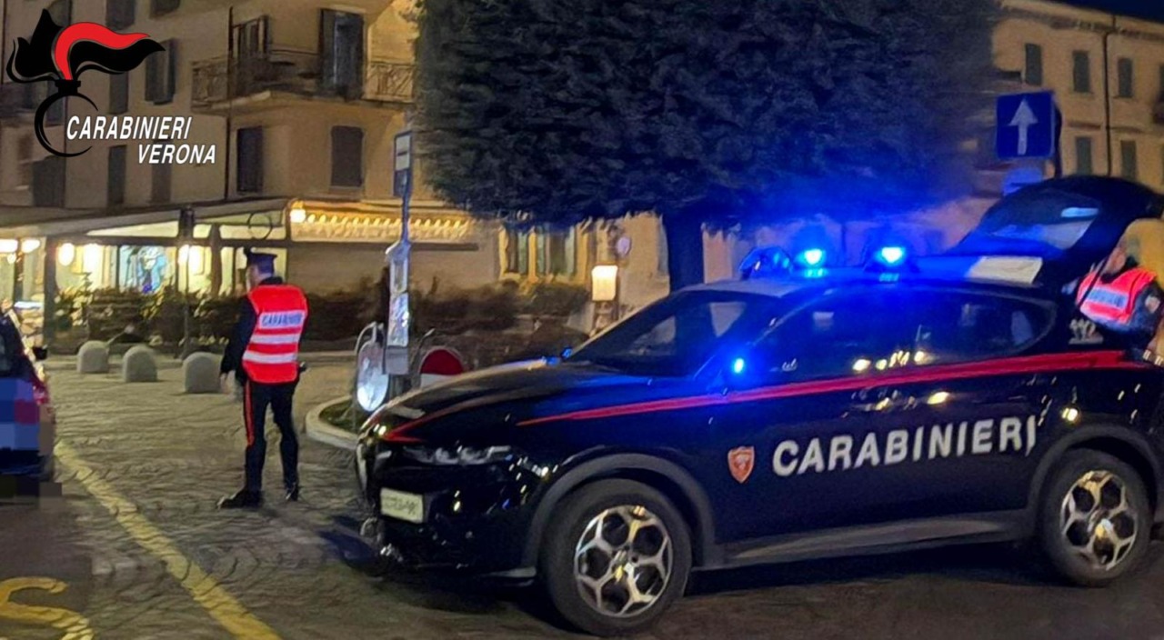 Dopo l’incidente stradale, 60enne rifiuta di fare l’alcoltest e aggredisce i Carabinieri