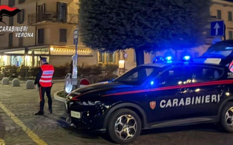 Dopo l’incidente stradale, 60enne rifiuta di fare l’alcoltest e aggredisce i Carabinieri