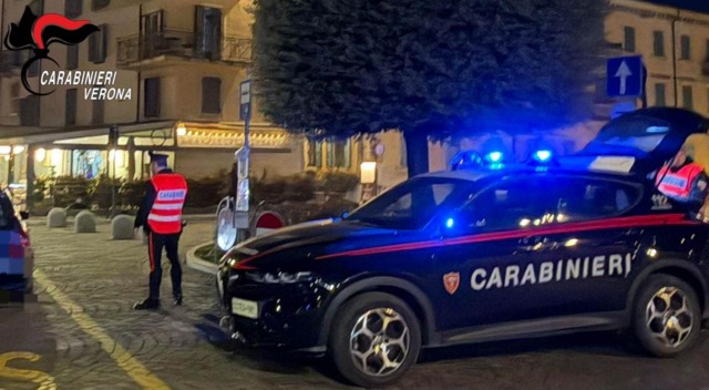 Dopo l’incidente stradale, 60enne rifiuta di fare l’alcoltest e aggredisce i Carabinieri