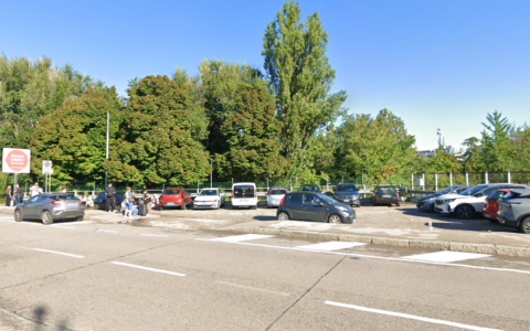 Aggredisce un passante in un parcheggio: trascinato tra i cespugli e picchiato con un ramo