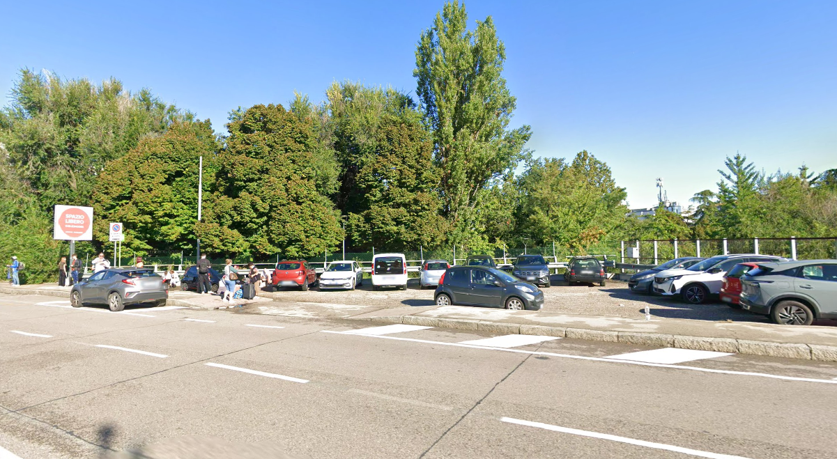 Aggredisce un passante in un parcheggio: trascinato tra i cespugli e picchiato con un ramo