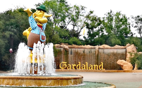 Parcheggi gratuiti a Gardaland: il Comune di Castelnuovo applica la sentenza e la risposta del parco