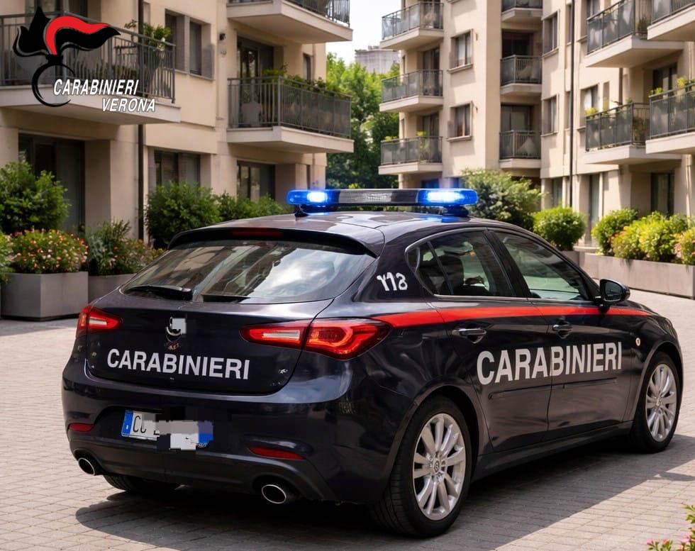 Ubriaco si arrampica sui tetti di cinque abitazioni e cerca di intrufolarsi