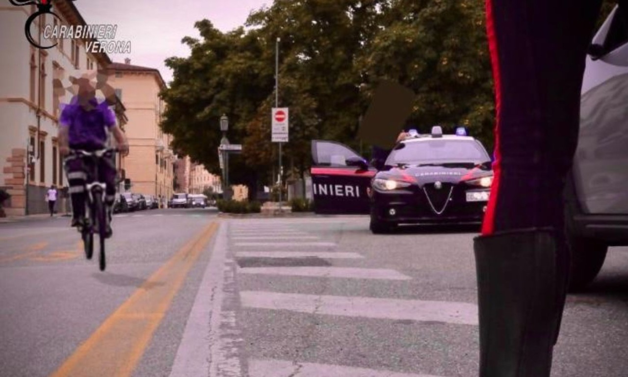 23enne aggredisce i carabinieri durante un controllo, addosso aveva cocaina e hashish