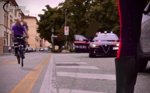 23enne aggredisce i carabinieri durante un controllo, addosso aveva cocaina e hashish