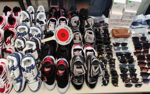 Merce contraffatta al mercato dello stadio di Verona: denunciati due venditori