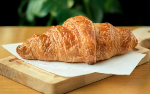 Muore soffocato dopo aver mangiato un croissant