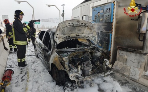 Mentre paga il pedaggio sulla A22, l’auto prende fuoco: danneggiato anche il casello ad Affi