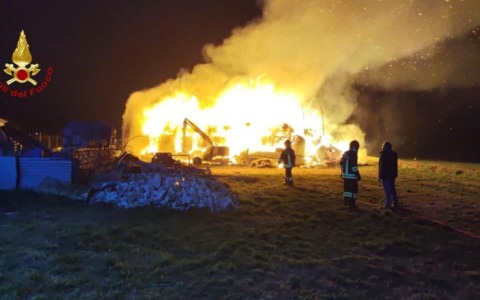 Incendio a Ca’ di David, fienile in fiamme vicino al centro abitato