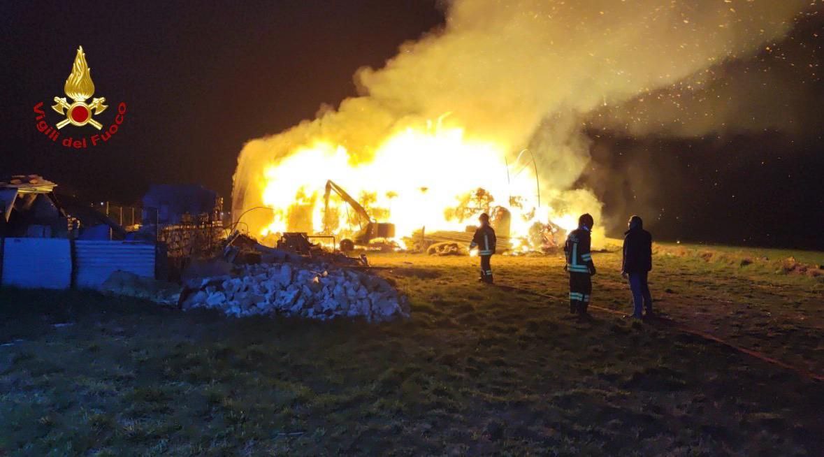 Incendio a Ca’ di David, fienile in fiamme vicino al centro abitato