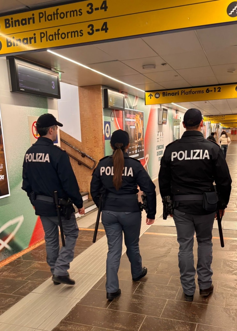 23enne ubriaco molesta i viaggiatori e aggredisce gli agenti