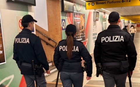 23enne ubriaco molesta i viaggiatori e aggredisce gli agenti