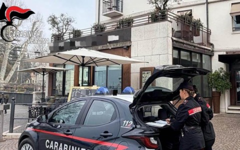 Tira un pugno in faccia a un altro cliente del bar. Responsabile identificato dopo poco più di un mese